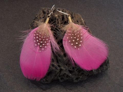 Feder Ohrringe in Pink mit Sterling Silber Ohrbügel, 10 cm lang, ohne Stein, hergestellt von Juwelier Harnisch, auf schwarzem Hintergrund.