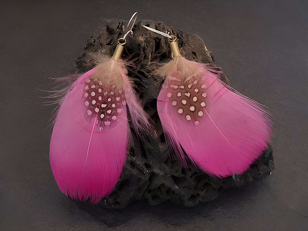Feder Ohrringe in Pink mit Sterling Silber Ohrbügel, 10 cm lang, ohne Stein, hergestellt von Juwelier Harnisch, auf schwarzem Hintergrund.