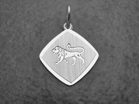 32916-0 Anhänger aus rhodiniertem Sterling Silber mit dem Symbol für das Sternzeichen Löwe, elegant und künstlerisch gestaltet, ideal als Schmuckstück für Löwen-Geborene.