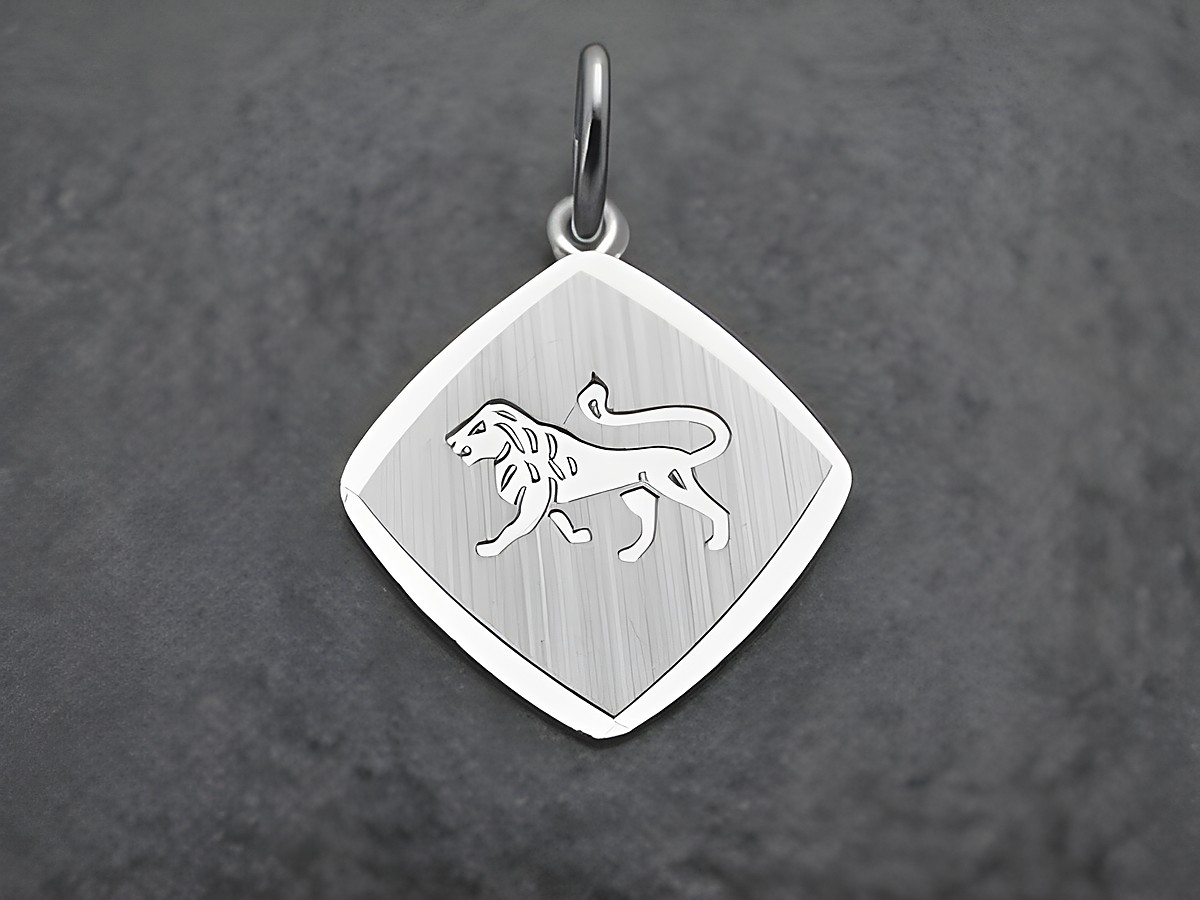 Anhänger aus rhodiniertem Sterling Silber mit dem Symbol für das Sternzeichen Löwe, elegant und künstlerisch gestaltet, ideal als Schmuckstück für Löwen-Geborene.