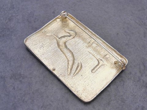 Gold auf Silber Brosche in rechteckiger Form mit ägyptischer Symbolik, hergestellt von Juwelier Harnisch. Elegantes Design, ideal zum Verleihen eines besonderen Akzents.