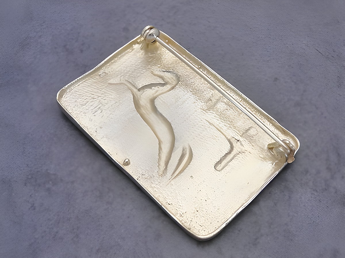 Gold auf Silber Brosche in rechteckiger Form mit ägyptischer Symbolik, hergestellt von Juwelier Harnisch. Elegantes Design, ideal zum Verleihen eines besonderen Akzents. – Ansicht 2