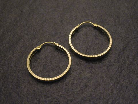 Creole Gold auf Silber Ohrringe mit Diamantschliff 2,4 cm von Juwelier Harnisch, elegant und zeitlos, perfekte Ergänzung für jedes Outfit.