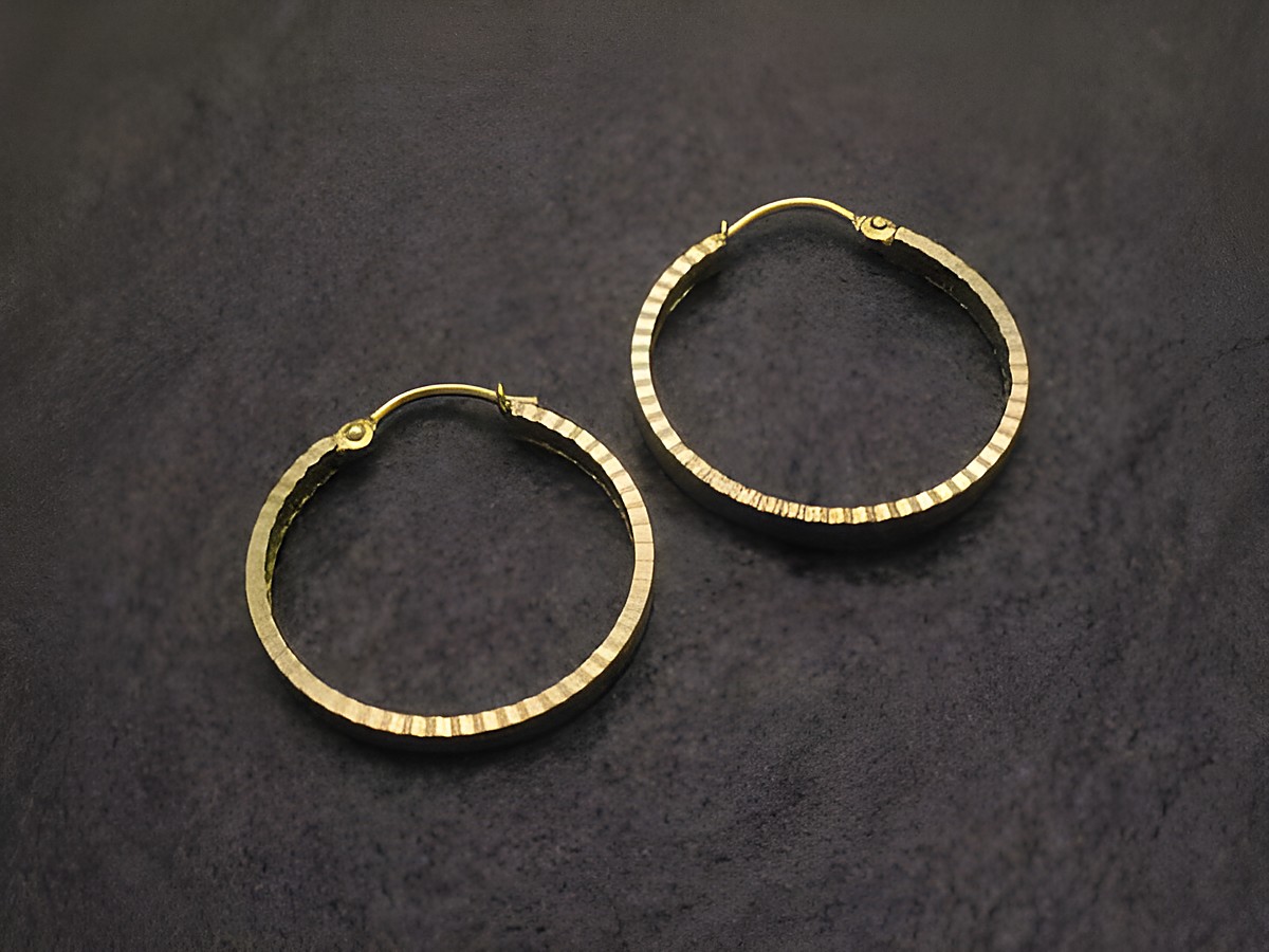 Creole Gold auf Silber Ohrringe mit Diamantschliff 2,4 cm von Juwelier Harnisch, elegant und zeitlos, perfekte Ergänzung für jedes Outfit.