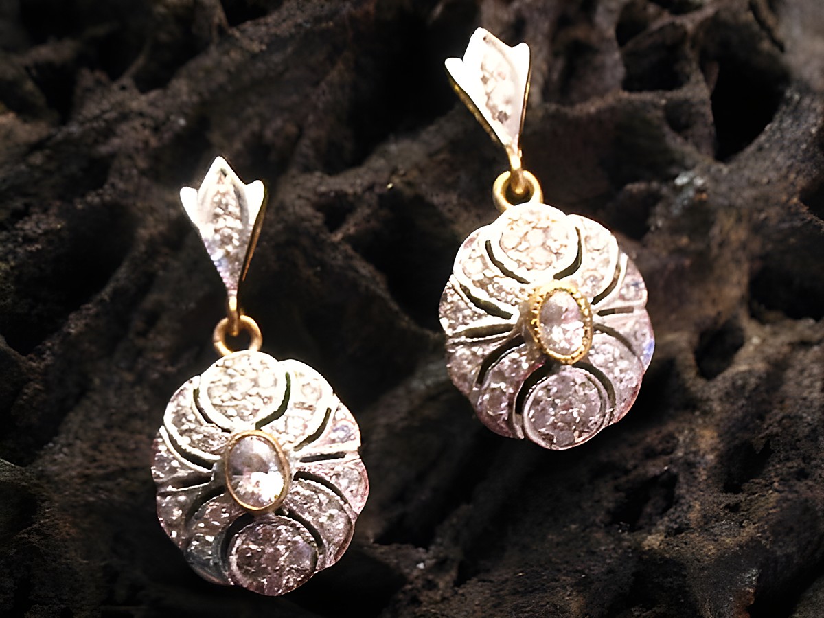 Glamouröse Gold Ohrhänger mit Zirkonia im bicolor Design von Juwelier Harnisch, Schmuckstück mit Stein und feiner Detailschmuck. Ideal für elegante Anlässe.