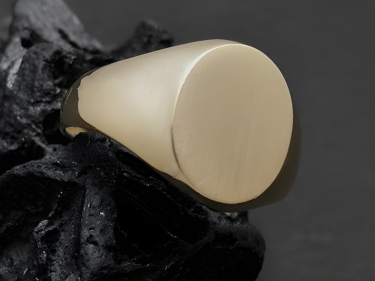 Goldring vielseitig Gold 333 Größe 57, Hersteller Juwelier Harnisch, bis Größe 58/18,5, präsentiert sich mit einem glatten, runden Design auf dunklem Untergrund.