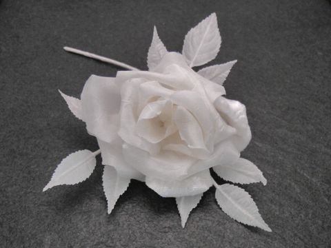 Verspielter Haarschmuck in Form einer weißen Rose aus Samt-Mix mit zarten Blättern, ideal für festliche Anlässe, Hersteller Juwelier Harnisch, ergänzt jedes Outfit harmonisch.