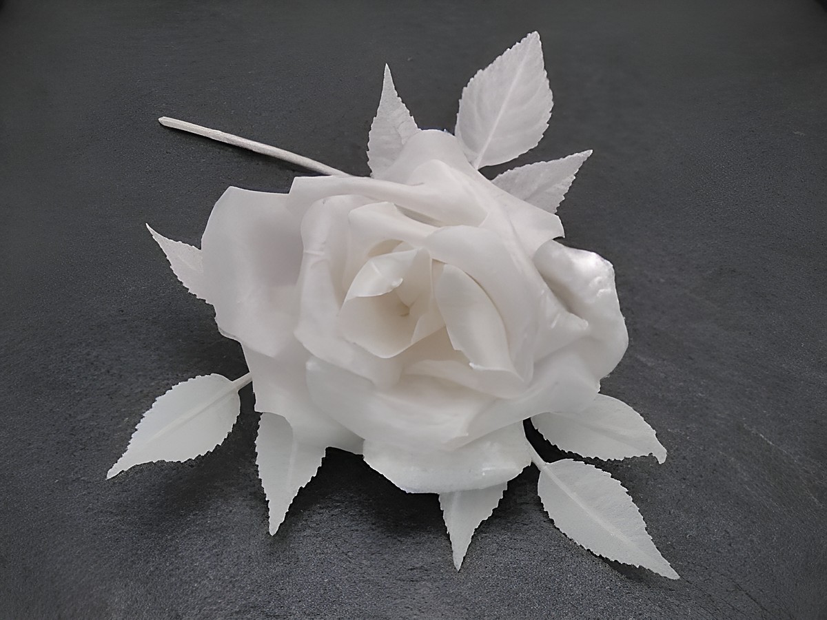 Verspielter Haarschmuck in Form einer weißen Rose aus Samt-Mix mit zarten Blättern, ideal für festliche Anlässe, Hersteller Juwelier Harnisch, ergänzt jedes Outfit harmonisch.