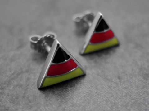 Dreieck Ohrring aus Sterling Silber rhodiniert in Schwarz, Rot und Gold, sportlich und modern, geeignet als Deutschland Fanartikel von Juwelier Harnisch.
