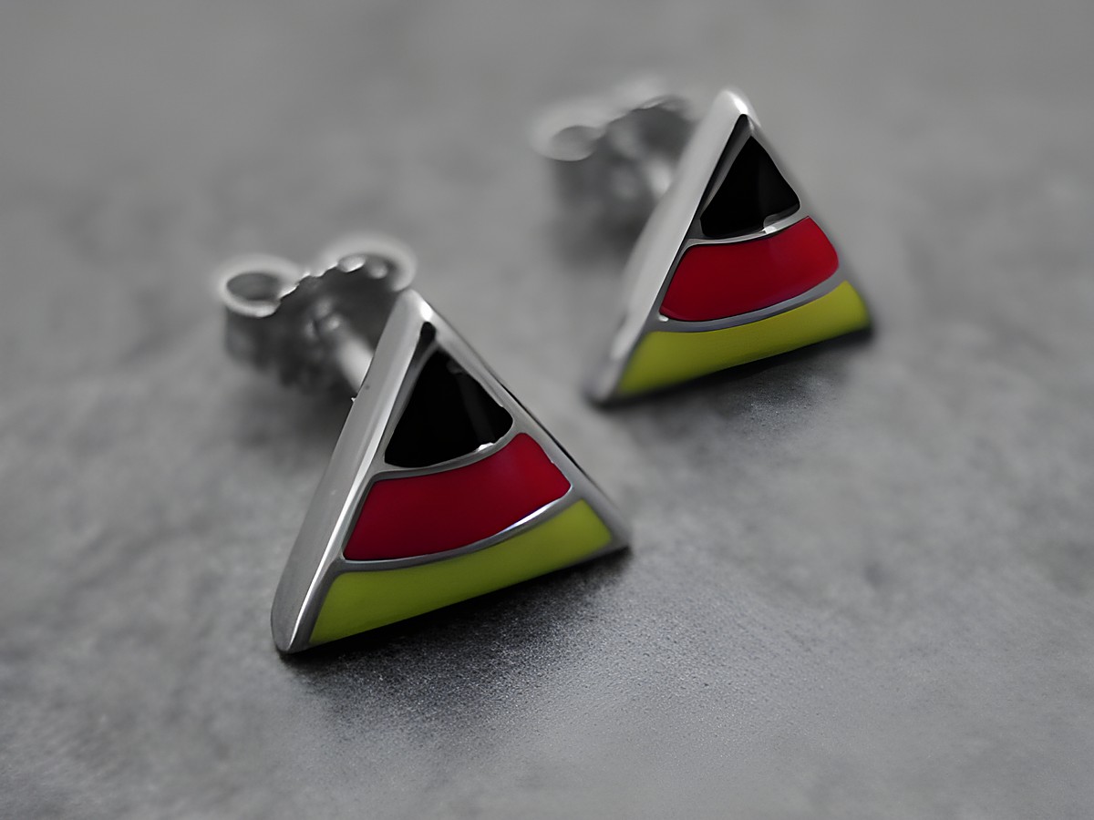Dreieck Ohrring aus Sterling Silber rhodiniert in Schwarz, Rot und Gold, sportlich und modern, geeignet als Deutschland Fanartikel von Juwelier Harnisch.