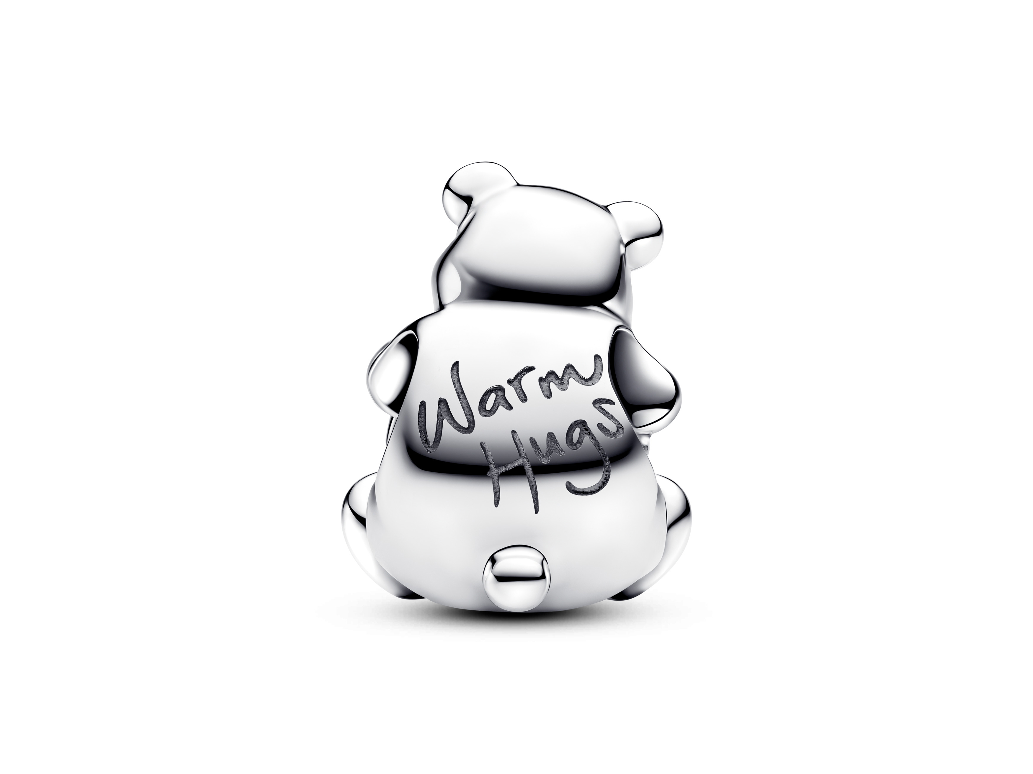 Eine silberne Eisbär-Charm Figur von Pandora mit dem Schriftzug Warm Hugs auf der Rückseite, versehen mit schwarzer Emaille und einem weißen Opal aus dem Labor.