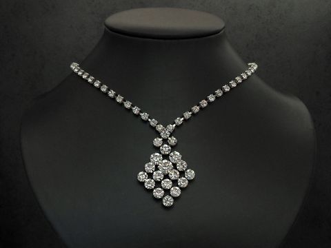 Strass Collier Kette meisterhaft in weiß mit einer Länge von 41-45 cm, silberfarbene Fassung, funkelnde Strasssteine elegant angeordnet, ideal für festliche Anlässe, Hersteller Juwelier Harnisch.