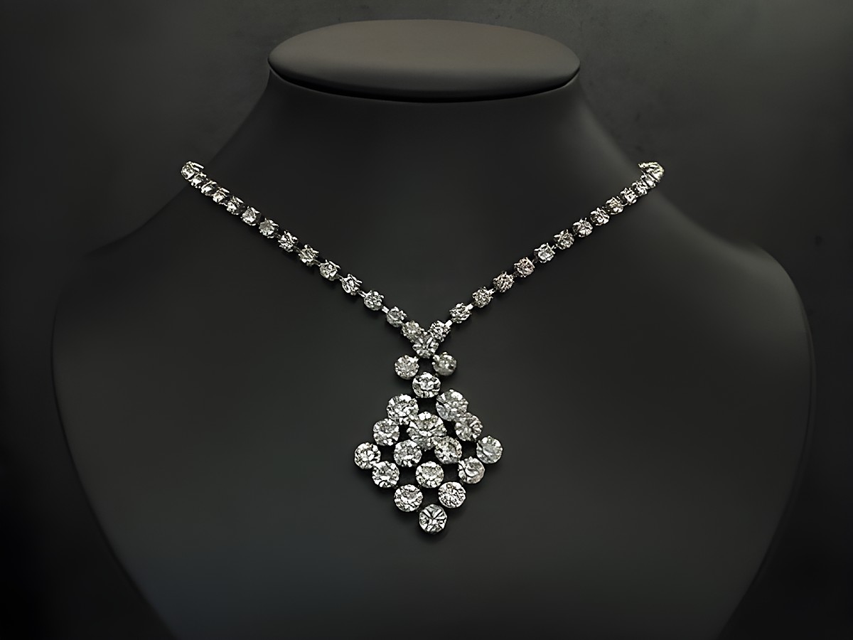 Strass Collier Kette meisterhaft in weiß mit einer Länge von 41-45 cm, silberfarbene Fassung, funkelnde Strasssteine elegant angeordnet, ideal für festliche Anlässe, Hersteller Juwelier Harnisch.