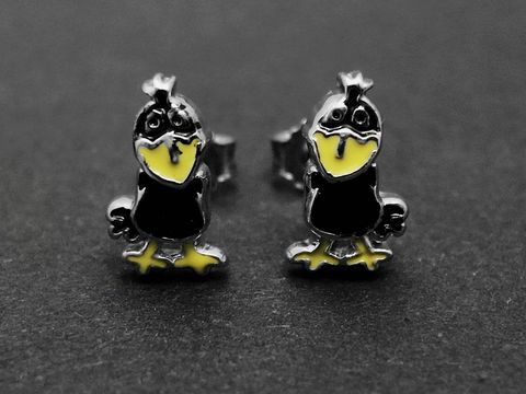 Rabe aus schwarzem Lack mit gelben Akzenten als Ohrringe, aus Silber, Hersteller Juwelier Harnisch, tierisch gestaltet, geeignet für Kinder.