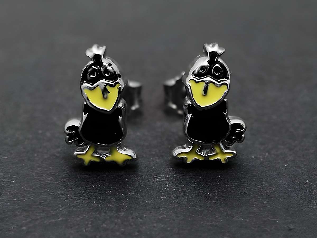 Rabe aus schwarzem Lack mit gelben Akzenten als Ohrringe, aus Silber, Hersteller Juwelier Harnisch, tierisch gestaltet, geeignet für Kinder.