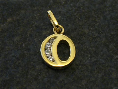 Goldanhänger Buchstabe O mit Zirkonia, Hersteller Juwelier Harnisch, perfektes Schmuckstück für personalisierte Geschenke oder stilvolle Akzente. Ideal für Alltag und besondere Anlässe.