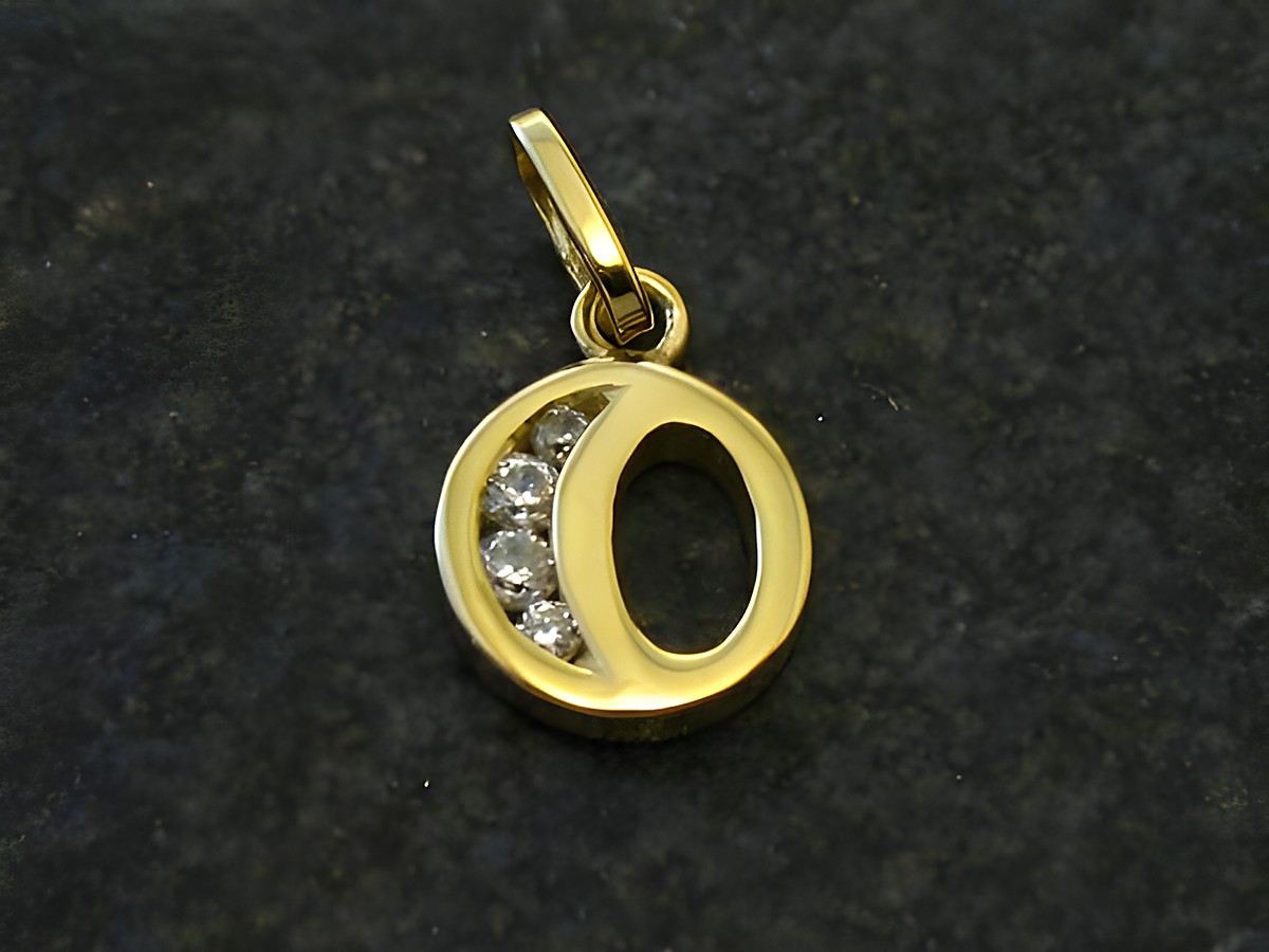 Goldanhänger Buchstabe O mit Zirkonia, Hersteller Juwelier Harnisch, perfektes Schmuckstück für personalisierte Geschenke oder stilvolle Akzente. Ideal für Alltag und besondere Anlässe.
