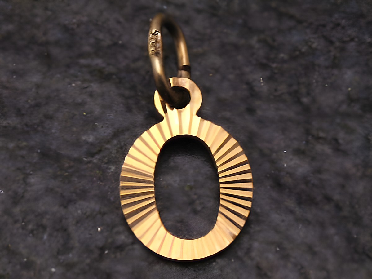 O - Gold 333 Druck Buchstaben Anhänger schlicht von Juwelier Harnisch, Buchstabe O mit radialem Muster, perfekt für eine individuelle Halskette oder als charmantes Geschenk.