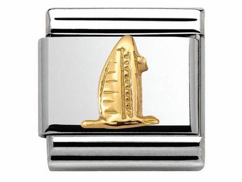 403014610-0 Ein Schmuckstück von Nomination zeigt das Burj Al Arab in Reliefform, aus Bicolor-Material mit einem goldenen Monument und silberner Hintergrundfläche, ideal für Liebhaber von Denkmalen.