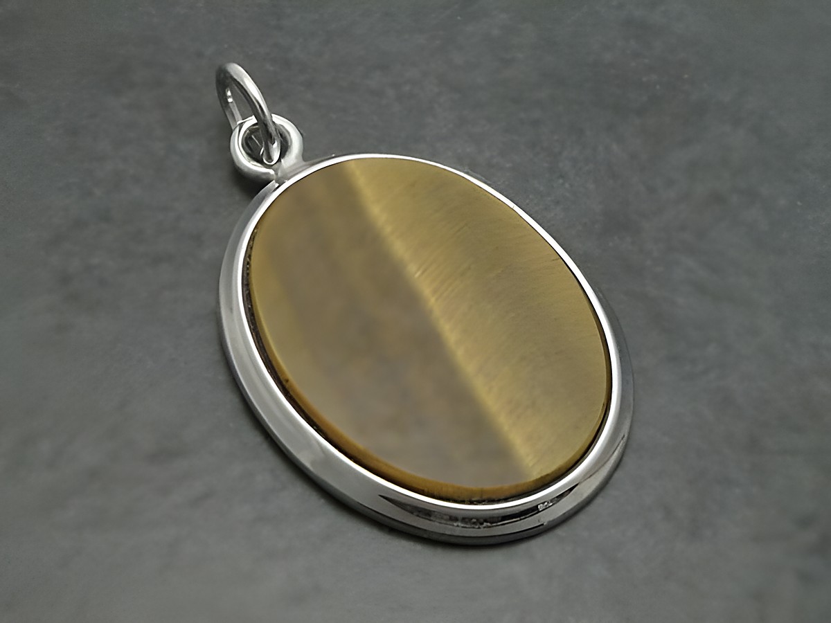 Silber Anhänger mit echtem Tigerauge in braunem Top-Design, Hersteller Juwelier Harnisch, elegant und zeitlos gestaltet, ideal für stilbewusste Schmuckliebhaber.