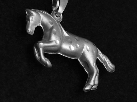 Ein filigraner Anhänger aus Sterling Silber in Form eines Pferdes. Das Pferd ist elegant in einer aktiven Pose dargestellt und weist eine glatte Oberfläche auf. Ideal für Tierliebhaber.