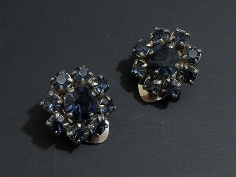 Strass Ohrclips in grazilem Design, blau und silberfarben, Hersteller: Juwelier Harnisch, ideal für elegante Anlässe oder als modisches Accessoire.