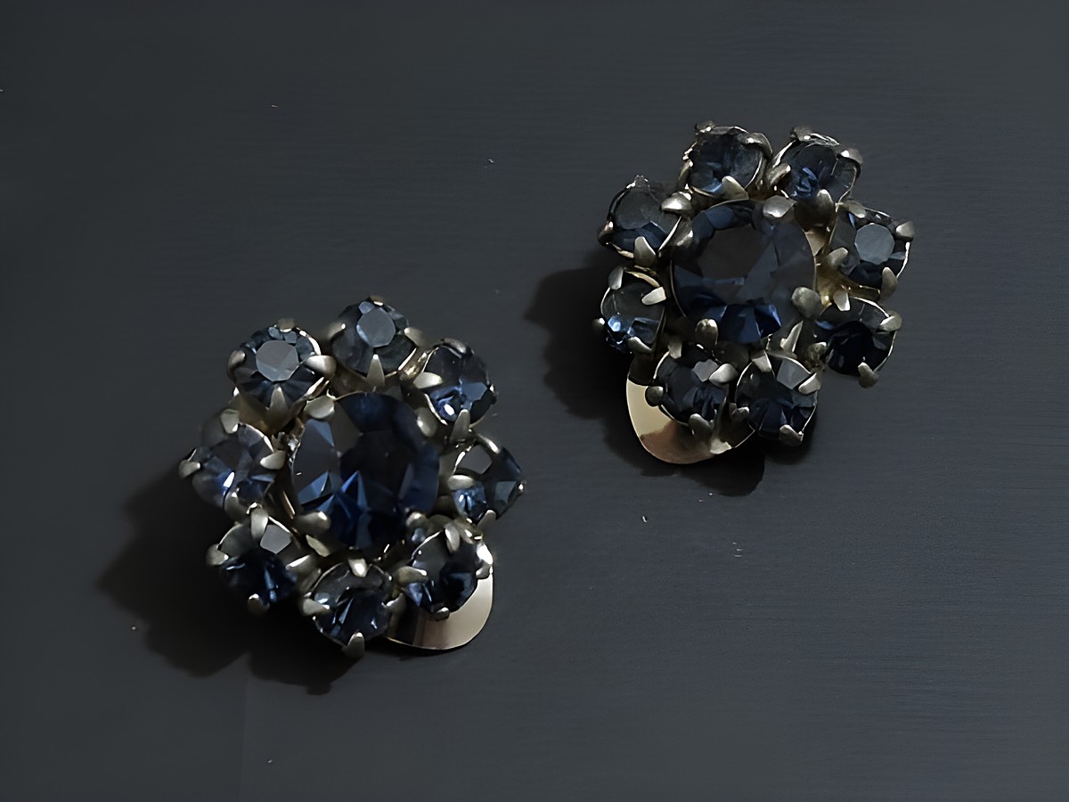 Strass Ohrclips in grazilem Design, blau und silberfarben, Hersteller: Juwelier Harnisch, ideal für elegante Anlässe oder als modisches Accessoire.