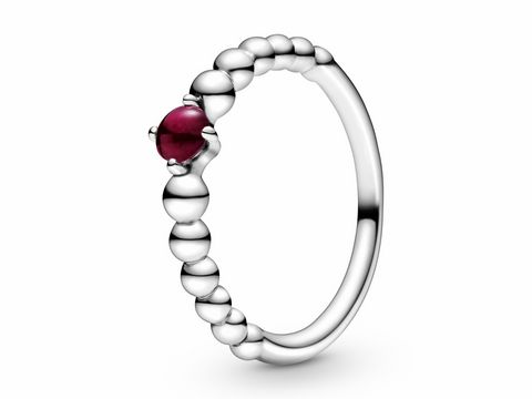 Silberner Metallperlenring von Pandora mit roten Kristallen und Größe 48, elegant und schlicht, ideal für besondere Anlässe oder den Alltag, strahlt zeitlose Schönheit aus.