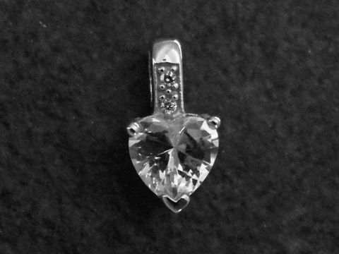 Eleganter Herz Anhänger aus Sterling Silber rhodiniert mit Zirkonia von Juwelier Harnisch, Perlen & Steine. Ideal für besondere Anlässe und als stilvolles Accessoire.
