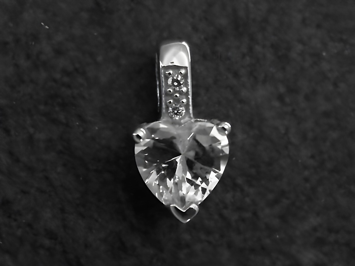 Eleganter Herz Anhänger aus Sterling Silber rhodiniert mit Zirkonia von Juwelier Harnisch, Perlen & Steine. Ideal für besondere Anlässe und als stilvolles Accessoire.