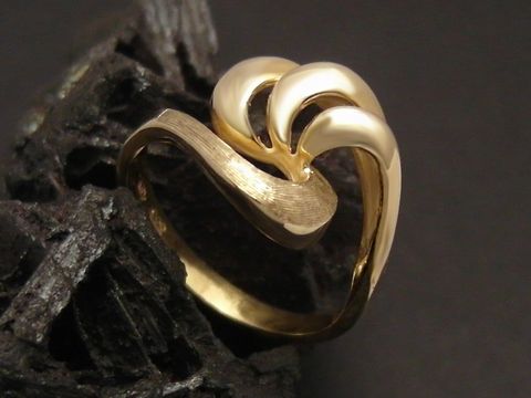 Goldring verspielt aus Gold 333 in Größe 57, Hersteller Juwelier Harnisch, bis Größe 58 18,5, zeitloses Design mit geschwungenen Elementen.