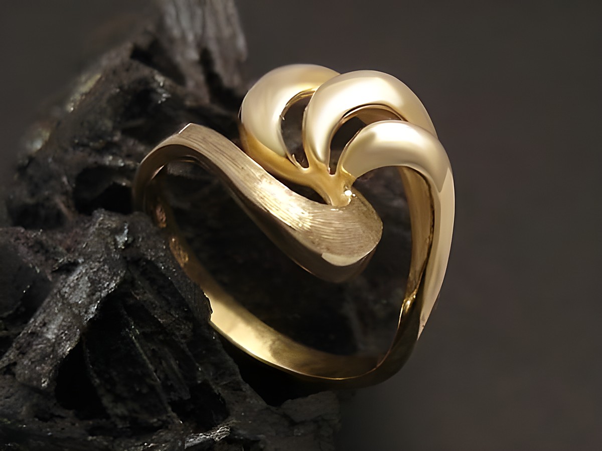 Goldring verspielt aus Gold 333 in Größe 57, Hersteller Juwelier Harnisch, bis Größe 58 18,5, zeitloses Design mit geschwungenen Elementen.