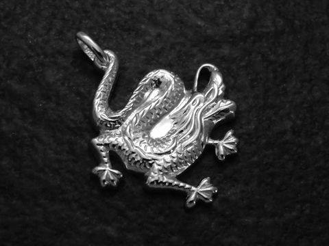 Drache Anhänger eindrucksvoll aus Sterling Silber, hergestellt von Juwelier Harnisch, zeigt einen detaillierten Drachen im stilisierten Design, ideal als Schmuckstück für Tierliebhaber.