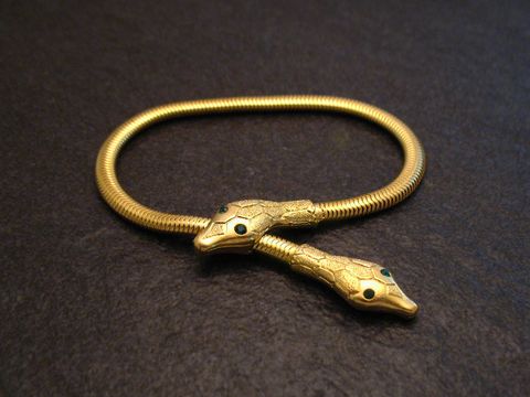 Schlangen Y Armband gut vergoldet 17 cm -City- Grün- mit zwei detailreichen Schlangenköpfen und kleinen grünen Augen, hergestellt von Juwelier Harnisch, hochwertiges Schmuckstück.