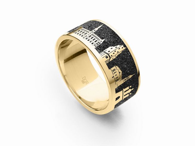 320333-0 Der Lavasand Ring Nachtring Hamburg 2.0 von DUR in Sterling Silber Größe 60 zeigt eine elegante Schwarz-Gold-Kombination mit stilisiertem Hamburg-Motiv auf der Oberfläche.