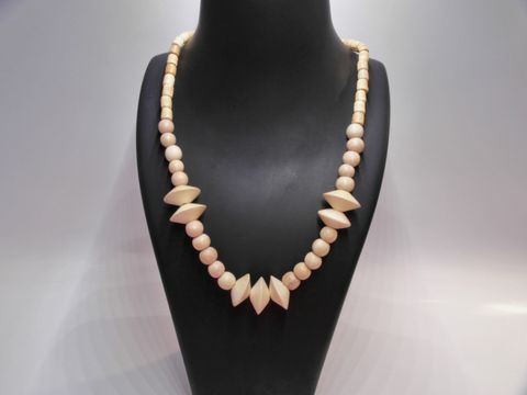Holzkette Multiform 30 mm naturbraun 60 cm von Juwelier Harnisch, elegantes Schmuckstück mit abwechselnden, runden und spitzen Holzperlen in naturbraun.