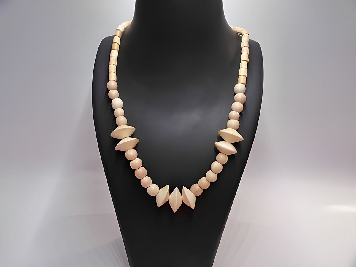 Holzkette Multiform 30 mm naturbraun 60 cm von Juwelier Harnisch, elegantes Schmuckstück mit abwechselnden, runden und spitzen Holzperlen in naturbraun.