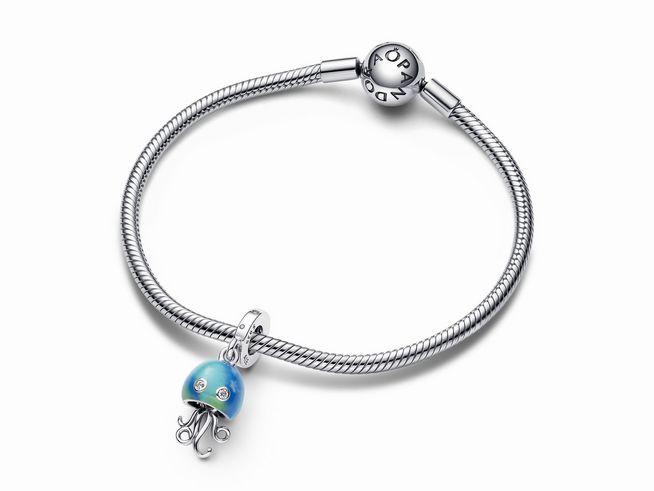 Der charmante Anhänger in Form einer farbwechselnden Qualle aus Sterling Silber befindet sich an einem eleganten Silberarmband und verleiht dem Schmuckstück einen maritimen Akzent.