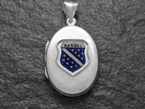 Silbernes Medaillon mit dem Stadtwappen von Kassel, gefertigt von Juwelier Harnisch in Hessen. Das Wappen zeigt eine blaue Fläche mit symbolischen Elementen.
