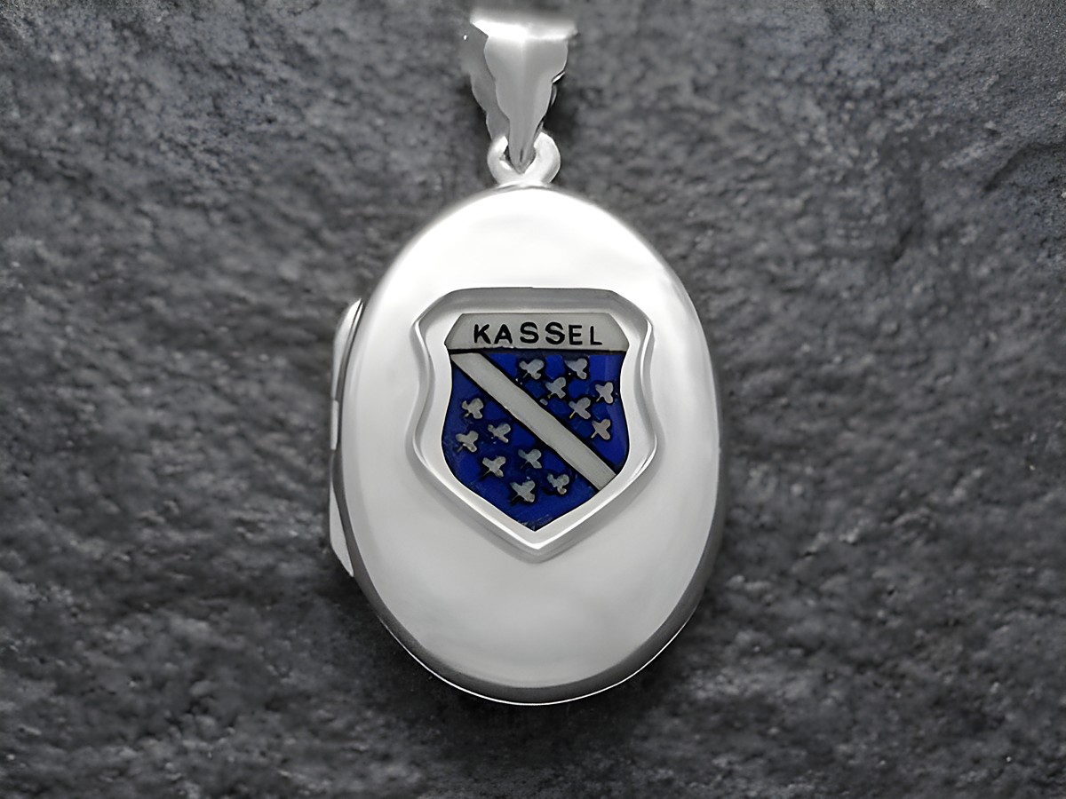 Silbernes Medaillon mit dem Stadtwappen von Kassel, gefertigt von Juwelier Harnisch in Hessen. Das Wappen zeigt eine blaue Fläche mit symbolischen Elementen.