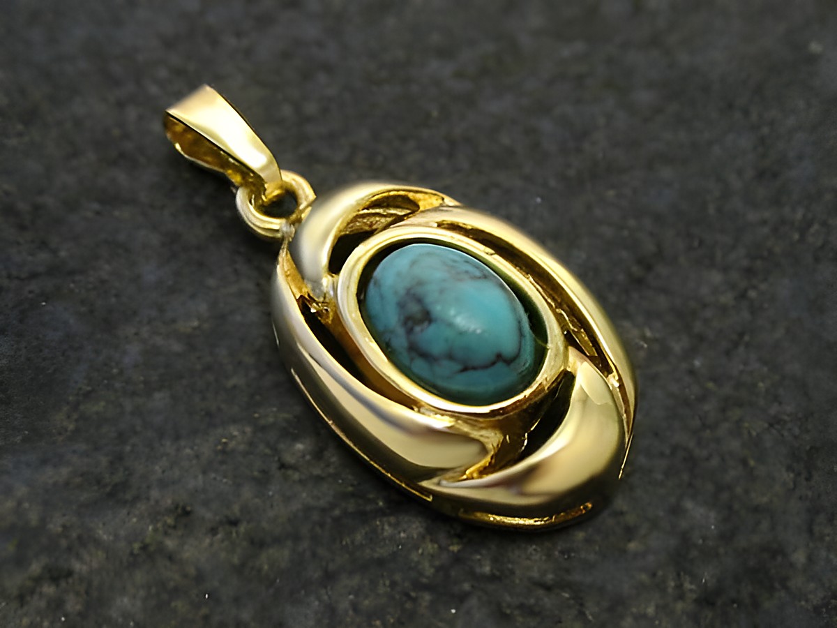 Ovaler Goldanhänger mit türkisem Stein, Durchmesser 18 mm, verschlungenes Design, Hersteller Juwelier Harnisch. Türkisfarbener Edelstein mit charakteristischen Aderungen.