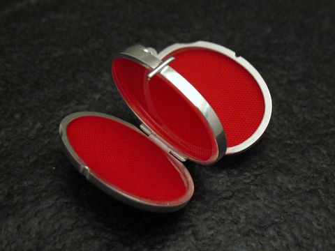 Medaillon für 4 Fotos aus Sterlingsilber rhodiniert, Hersteller Juwelier Harnisch, mit rotem Innenfutter, geöffnet und leicht schräg präsentiert. Perfekt für persönliche Erinnerungen.