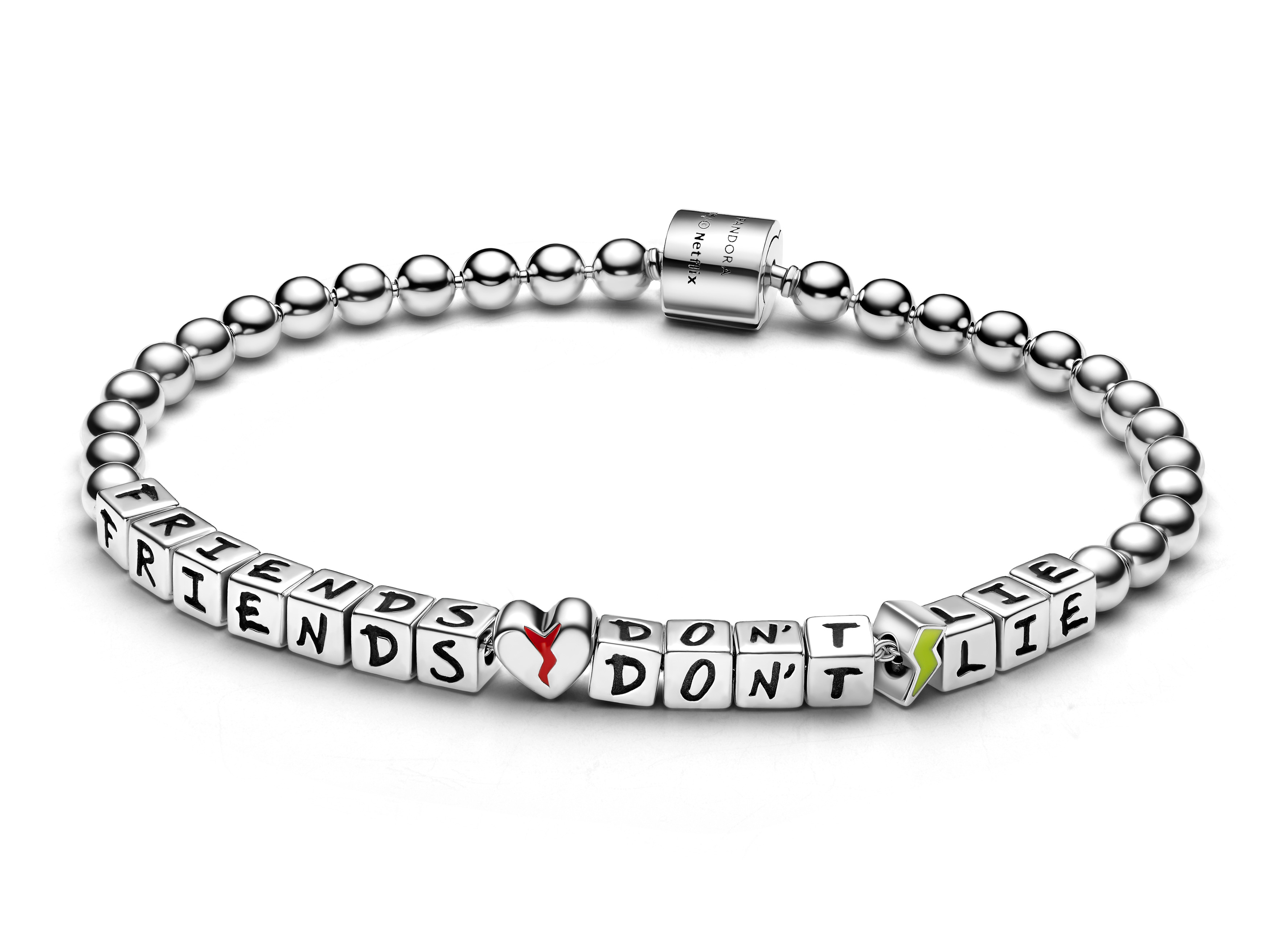 Silbernes Armband von Pandora mit Perlen, versehen mit Buchstaben-Cubes, die die Worte "FRIENDS DON'T LIE" bilden, einschließlich rotem Herz und gelbem Blitz, Teil der Stranger Things Kollektion.