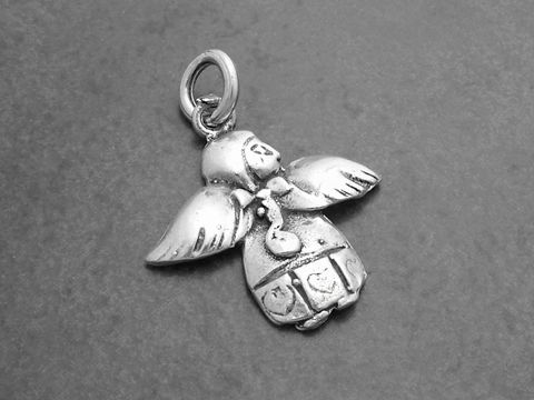 Engel 925 Sterling Silber Anhänger Charlie von Juwelier Harnisch, detaillierte Darstellung eines Engels mit Flügeln und herzförmigen Motiven, ideal für persönlichen Schmuck oder Geschenke.