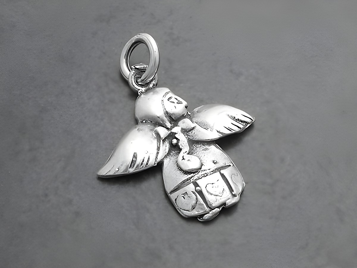 Engel 925 Sterling Silber Anhänger Charlie von Juwelier Harnisch, detaillierte Darstellung eines Engels mit Flügeln und herzförmigen Motiven, ideal für persönlichen Schmuck oder Geschenke.