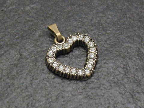 Weißer Strass Anhänger im sexy City Look in Herzform, Hersteller: Juwelier Harnisch, Strass Anhänger in Herzen, perfekt für stylische Akzente und Accessoires.