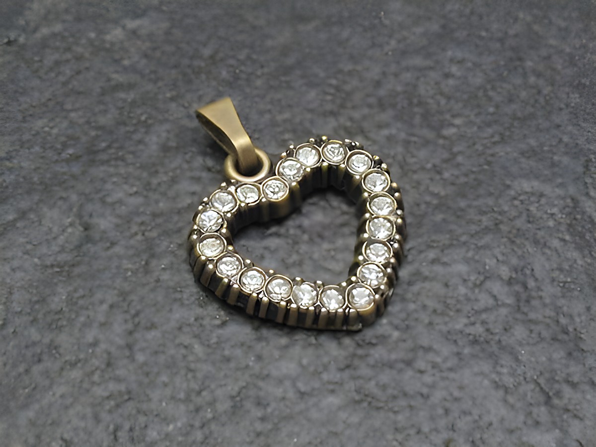 Weißer Strass Anhänger im sexy City Look in Herzform, Hersteller: Juwelier Harnisch, Strass Anhänger in Herzen, perfekt für stylische Akzente und Accessoires.