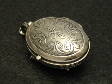 Medaillon mit nostalgisch königlichem Design aus Sterling Silber, verziert mit detaillierten Mustern, Hersteller Juwelier Harnisch, geeignet für einen Rubinstein.