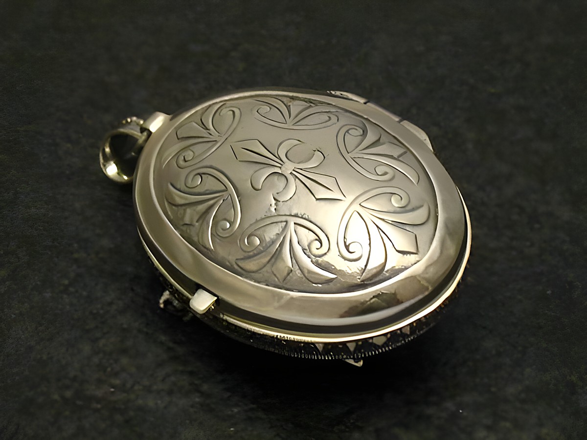 Medaillon mit nostalgisch königlichem Design aus Sterling Silber, verziert mit detaillierten Mustern, Hersteller Juwelier Harnisch, geeignet für einen Rubinstein. – Ansicht 2