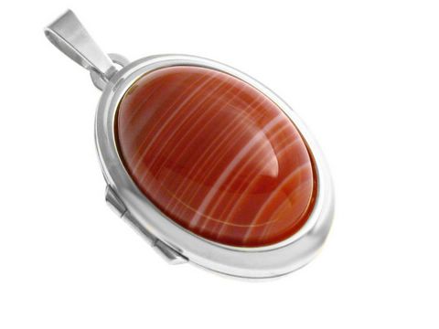 37126-0 Roter Sardonyx Cabochon in rhodiniertem Sterling Silber Medaillon, elegant und glänzend, mit feinen Linien im Stein, ideal als stilvolles Schmuckstück für besondere Anlässe.